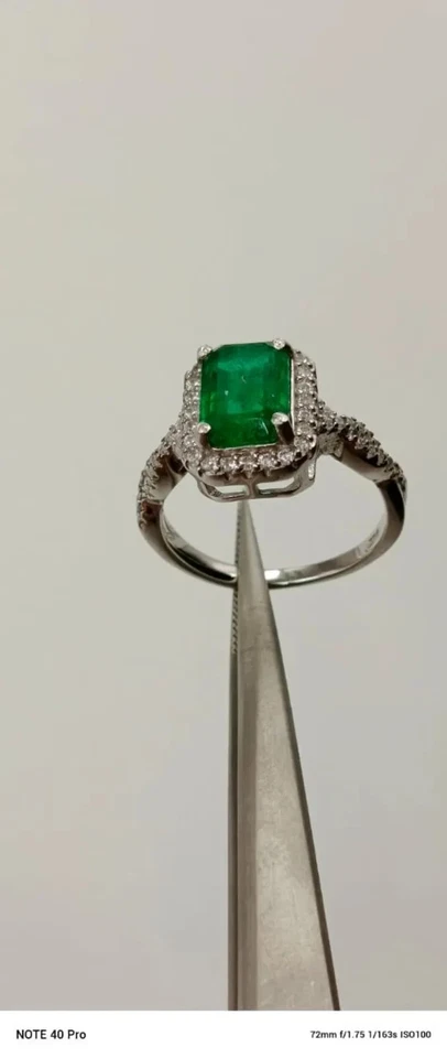 Anillo de compromiso de platino 950 con diamantes esmeralda natural de 2,75 quilates Foto 2 de 4