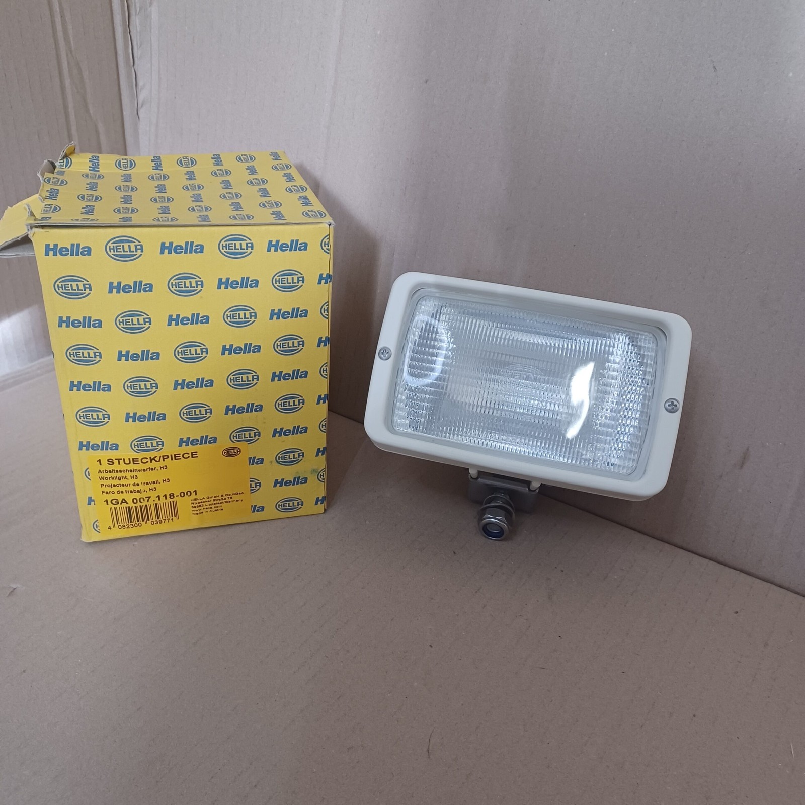 Projecteur halogène 12V Hella Marine pour sécuriser vos manœuvres nocturnes