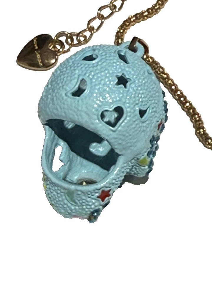 BETSEY JOHNSON BEBÉ CALAVERA DE AZÚCAR AZUL CRISTALES MULTICOLORES Y COLGANTE ESMALTADO Foto 2 de 4
