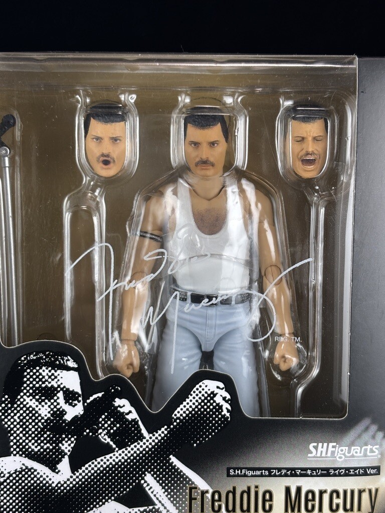BANDAI Freddie Mercury フィギュア Amazon.com: TAMASHII NATIONS - Freddie Mercury - Freddie