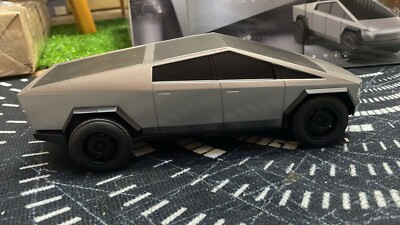 テスラ Tesla Cybertruck 1:18スケール ダイキャスト 新品 1/18 TESLA Cybertruck 2023 China TESLA Dealer model