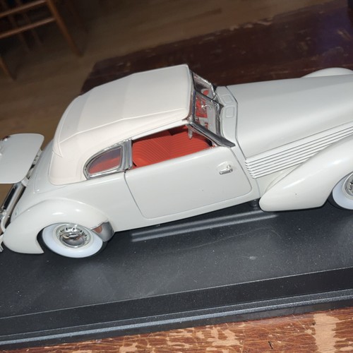 1936 CORD 810 WHITE W/RED INTERIOR 1/18 DIECAST MODEL CAR SIGNATURE MODELS 18108 - Picture 9 of 11