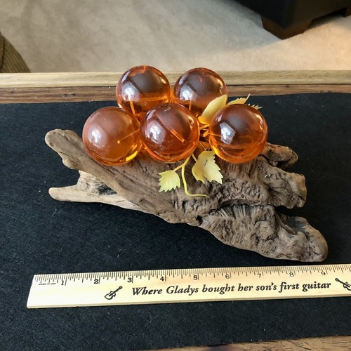 Vintage retrò metà secolo moderno vetro lucite grappolo ambra uva su legno alla deriva - Foto 2 di 9
