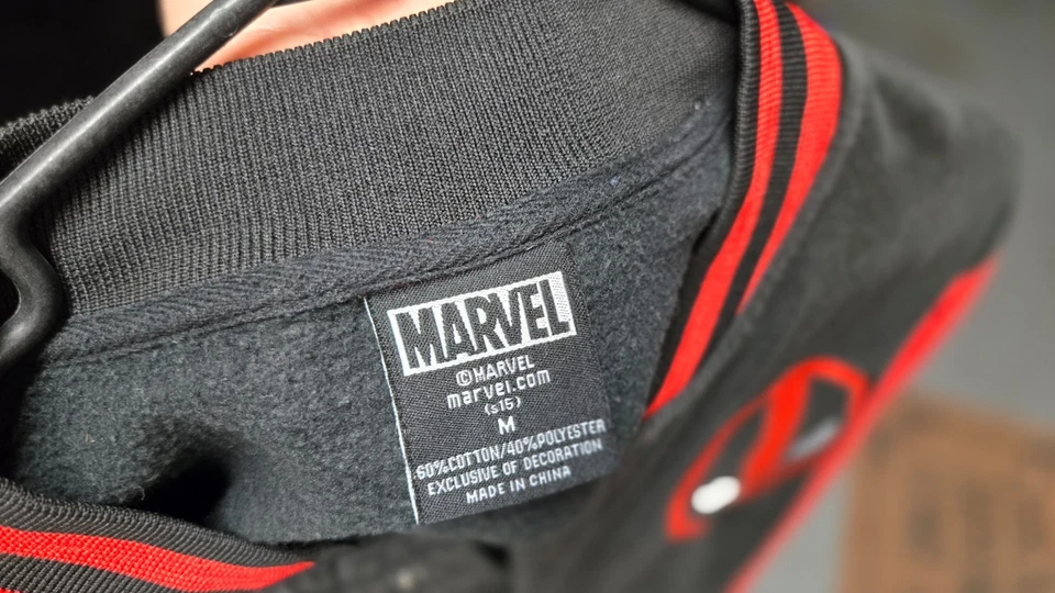 Chaqueta estilo universitario Marvel Deadpool para hombre roja negra con botones a presión talla mediana Foto 3 de 3