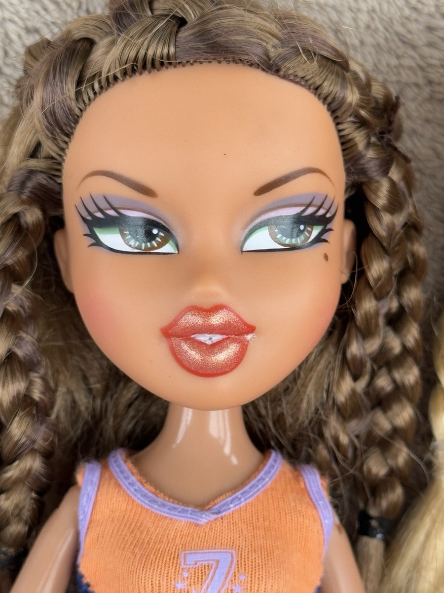 Bratz Doll Play Sportz Teamz 2-in-1 Yasmin & Cloe Basketball