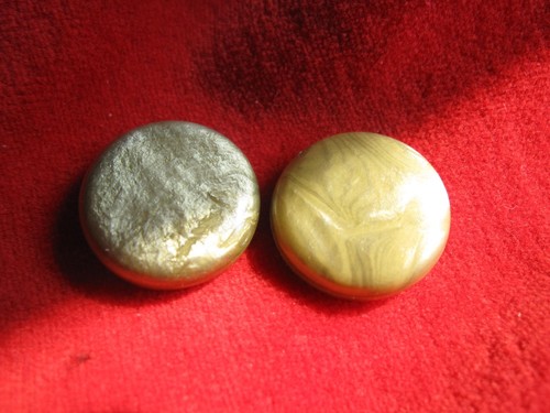 VINTAGE 2 SAGE CREAM COLORED CELLULOID BUTTONS - Picture 6 of 6