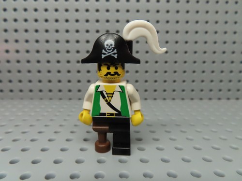 Lego Figur Pirat grüne Weste Hutfeder weiß Holzbein pi050 6281