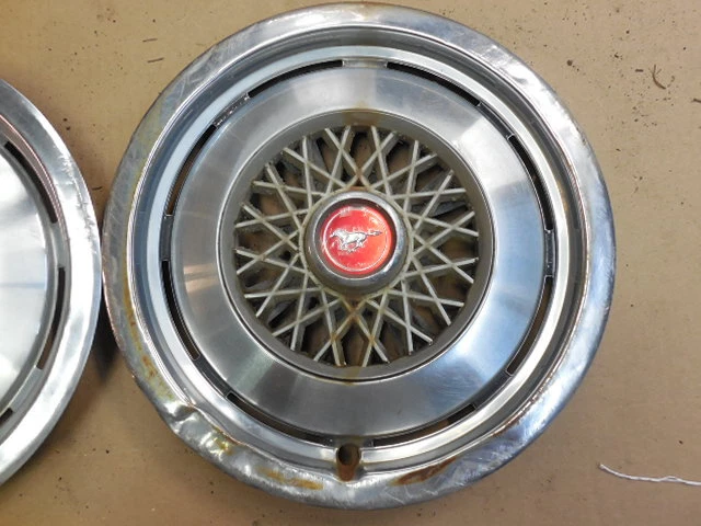 Ford Mustang II 1977 1978 13" tapacubos juego de 2 cubiertas de rueda Foto 2 de 4