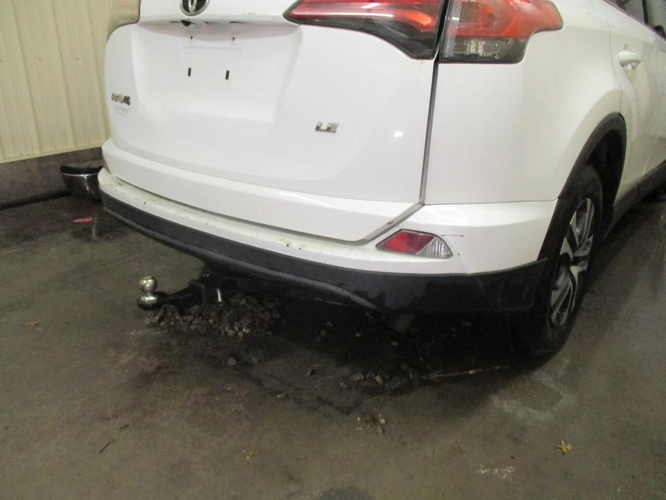 Used Rear Bumper Assembly Rear fits: 2016 Toyota Rav4 textured lower cover w/o r - Imagem 2 de 4