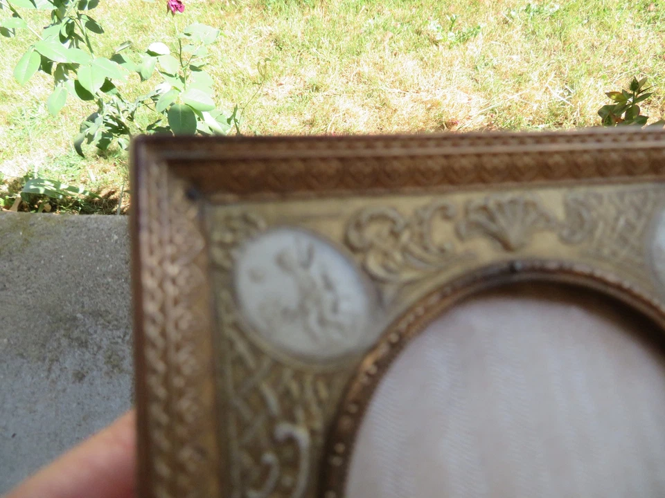 ancien cadre photo décor de papier gaufré et laiton à décor d'angelot 10.5 cm - Photo 2/4
