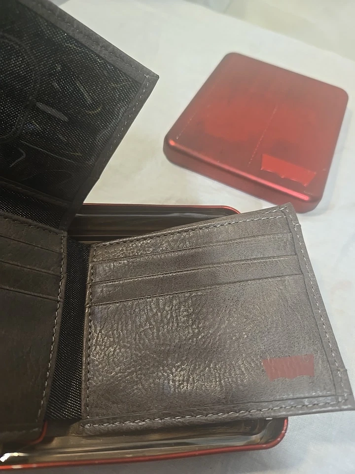 Levi's Men's Bifold Coated Leather Wallet Gray 31LV2210 - Image 4 of 4