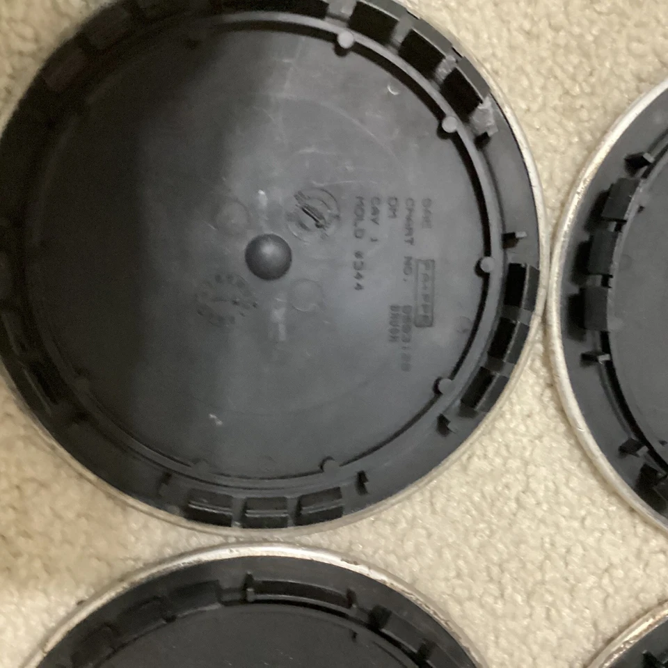 Juego de 4 tapacubos centrales de rueda OEM CHEVROLET VENTURE PN 9593128 Foto 4 de 4