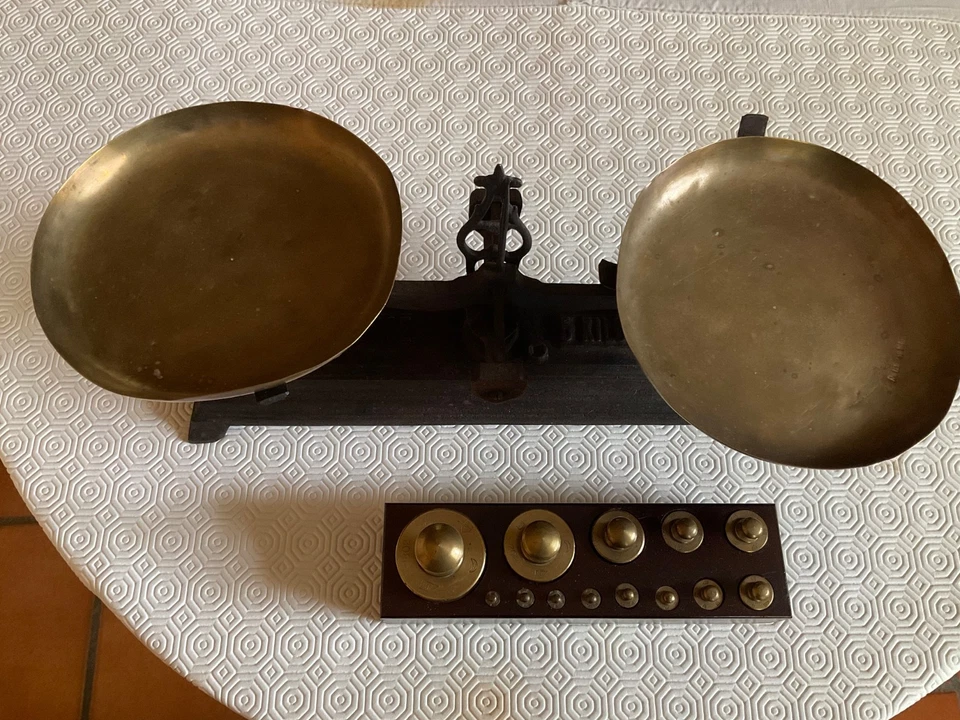 Ancienne balance à plateaux 5kgs avec poids - Photo 2/4