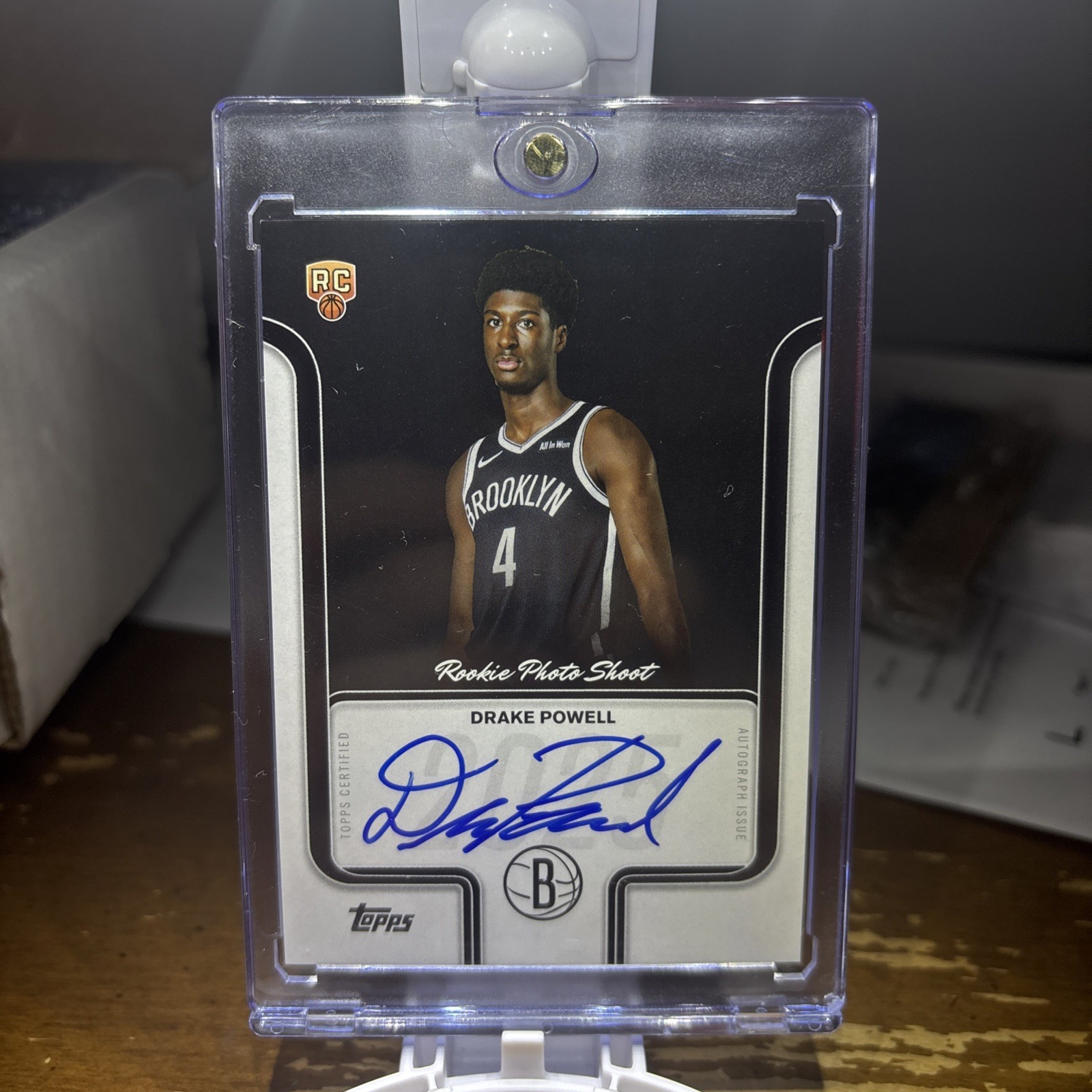 2025-26 TOPPS BASKETBALL DRAKE POWELL ROOKIE PHOTO SHOOT ON CARD AUTO RC NETS SP