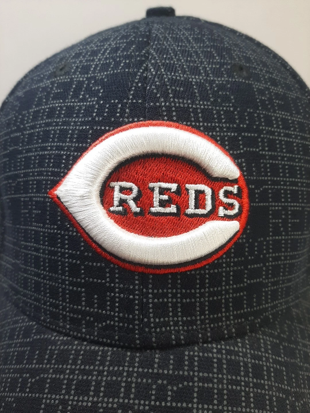 Cincinnati Reds Mens (Elastic Band) OSFM Baseball Ball Cap Hat Black AOP
