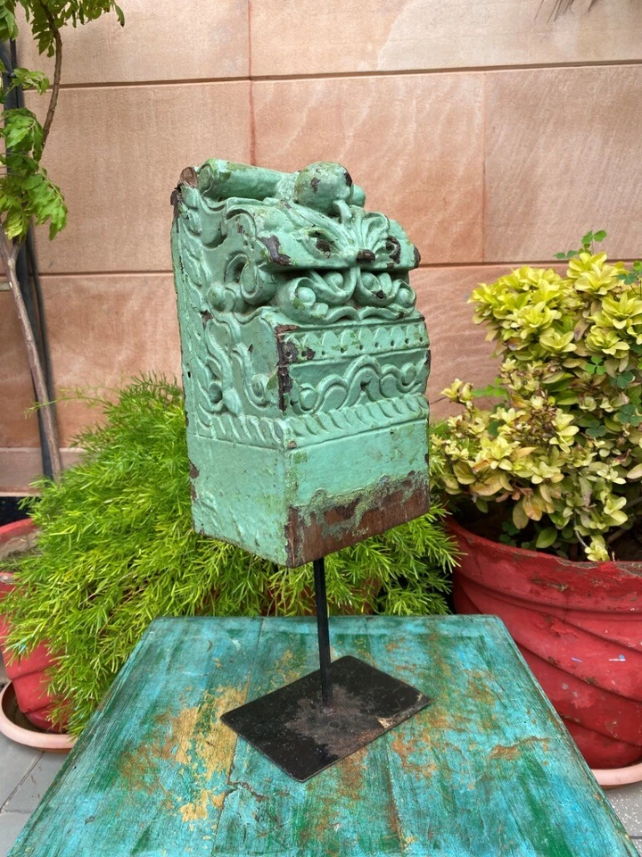 Antiguo soporte de pared indio de madera tallada a mano con motivo verde con soporte de hierro Foto 2 de 4