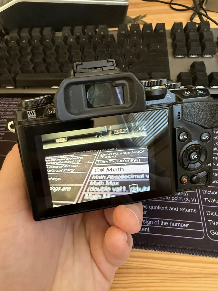 Olympus OM-D E-M10, lente Olympus 14-42 mm, 2 baterías y cargador Foto 4 de 4