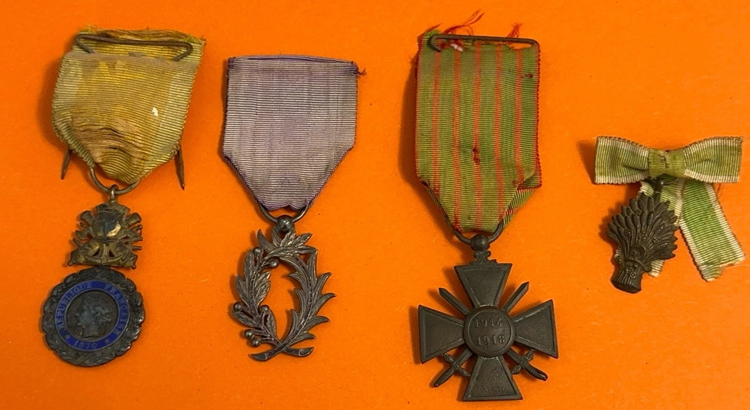 Lot De 4 Médailles De Guerre Palme Académique À Ruban￼