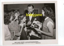 FRANK SINATRA ORIG 8X10 PHOTO 1951 SIGNING AUTOGRAPHS FOR FAN MEET DANNY WILSON