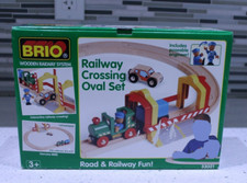 BRIO RAILWAY CROSSING OVAL SET 16 PIECE INCLUDES POSEABLE ENGINEER 33021 NEW
