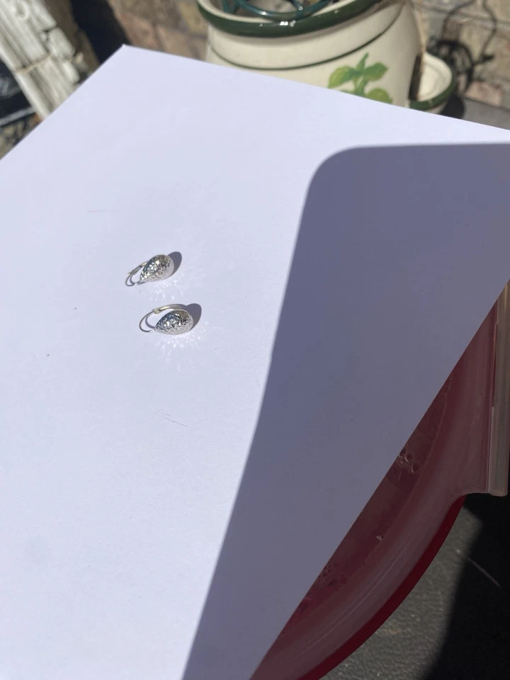 Pendientes lágrima grabados oro blanco 14k respaldo palanca Foto 4 de 4