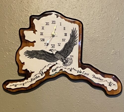 Unbranded Vintage Alaska Last Frontier Eagle Wooden Wall Clock Preowned - Picture 2 of 6