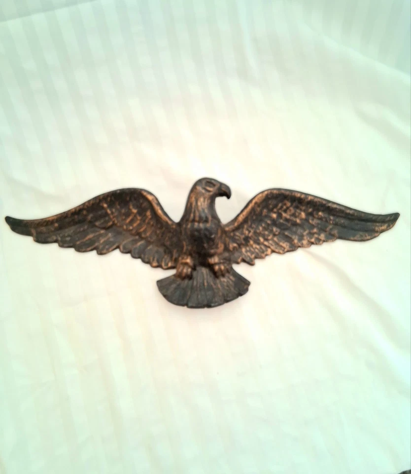 ALAS EXTENDIDAS DE ÁGUILA VINTAGE. Colgador de pared de bronce para puerta delantera de 17" pulgadas Foto 4 de 4