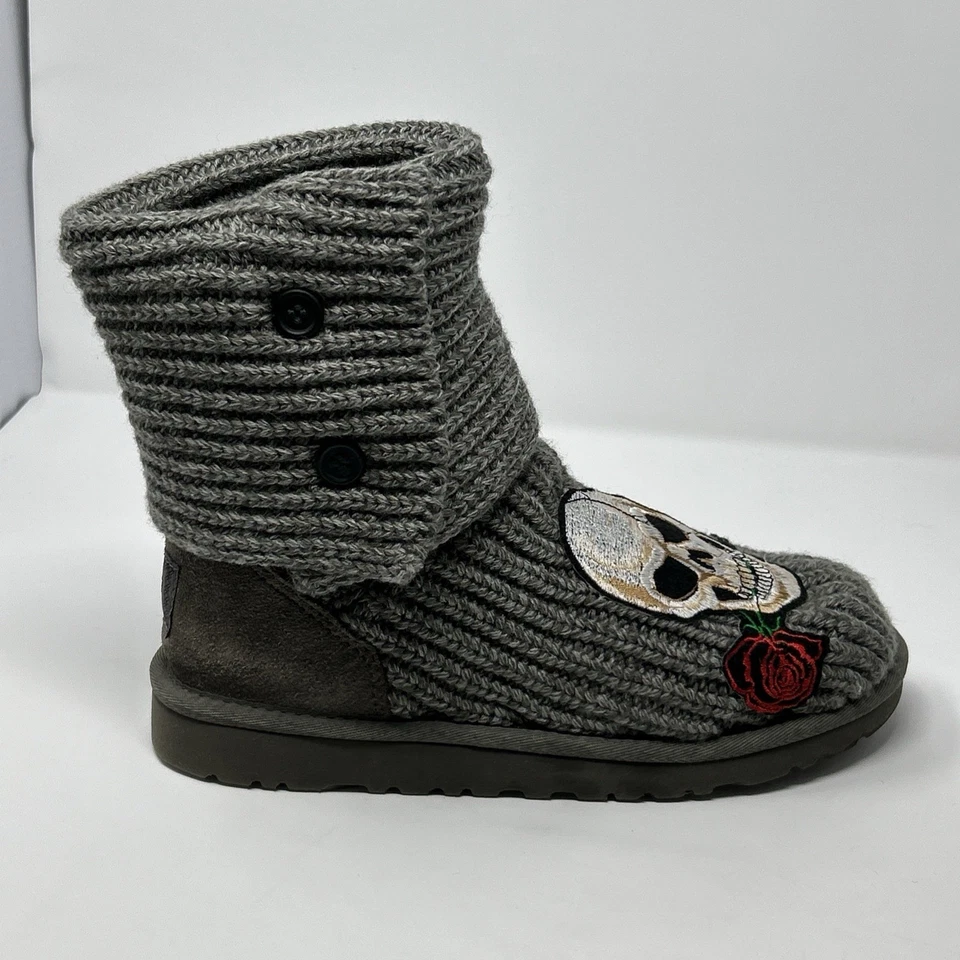 Botas UGG clásicas para mujer Cardy 5649 calavera gris tejido botón talla 5 raras Foto 2 de 4