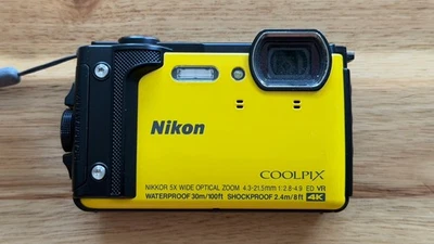 Nikon COOLPIX W300 Unterwasserkamera 16 MP 5x Zoom 4K gelb/schwarz +32GB SD - Bild 1 von 4
