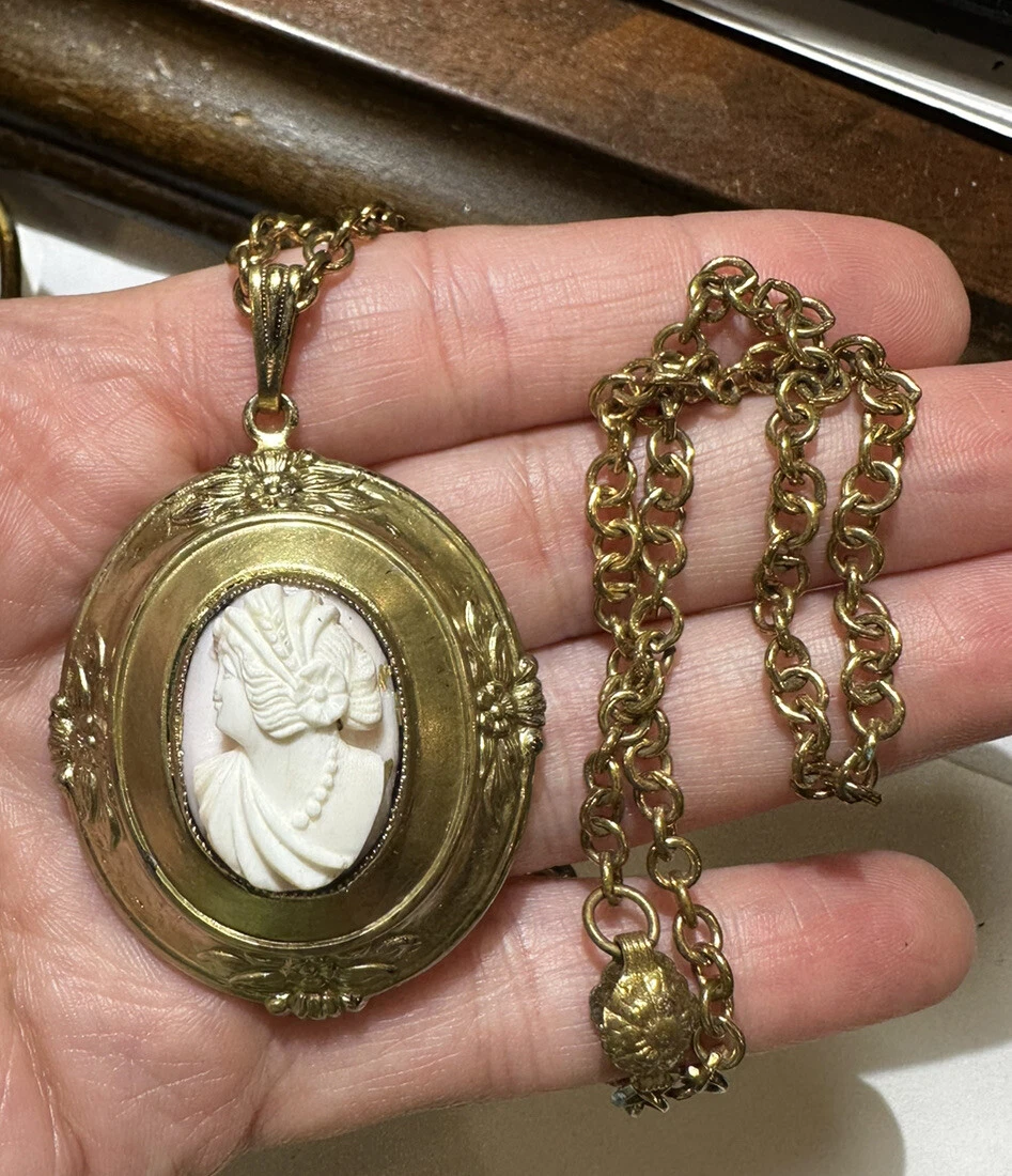Vintage Coro Oval Embossed Real Cameo Photo Locket Gold t Pendant