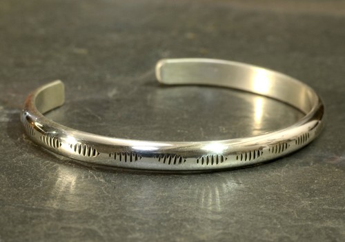 Sterling Silber Manschettenarmband mit handgestempeltem Muster  - Bild 6 von 6