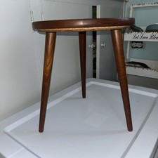 Tavolino/supporto per piante danese MCM tre gambe in teak diametro 12” alto 10,25”