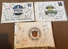 Lot drapeaux championnat de la PGA signés Tom Watson, Jordan Speith, etc