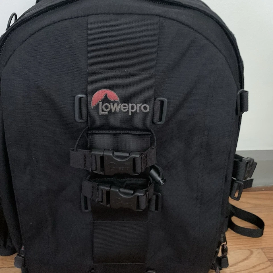 Mochila grande negra Lowepro Pro Trekker AW bolsa para cámara con cubierta para lluvia Foto 2 de 4