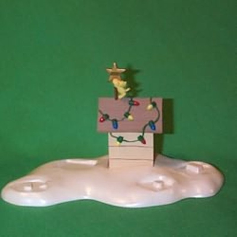 'Woodstock on doghouse' 'A Snoopy Christmas ' Series Hallmark 2000 Ornament NEW 