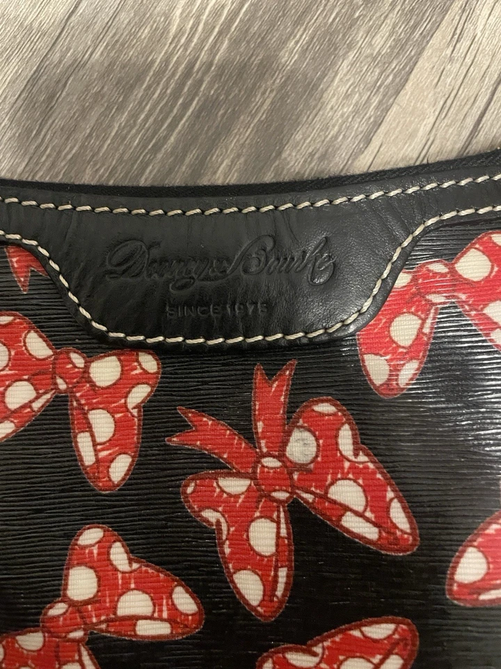 Bolsa de mão Dooney Bourke / Disney com laços vermelhos excelente estado - Imagem 4 de 4