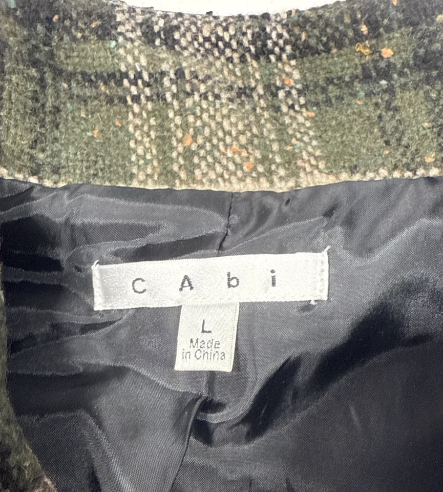 Colete CAbi Feminino Xadrez de Lã Bege Oliva Escuro 'Todo Amarrado', Tamanho Grande - Imagem 2 de 4