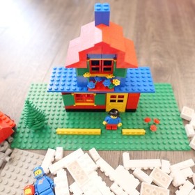 Vtg 1983 Lego Basic Building Set 577 Parts Lot  w/ MiniFigs & 2 Space Figs !!!