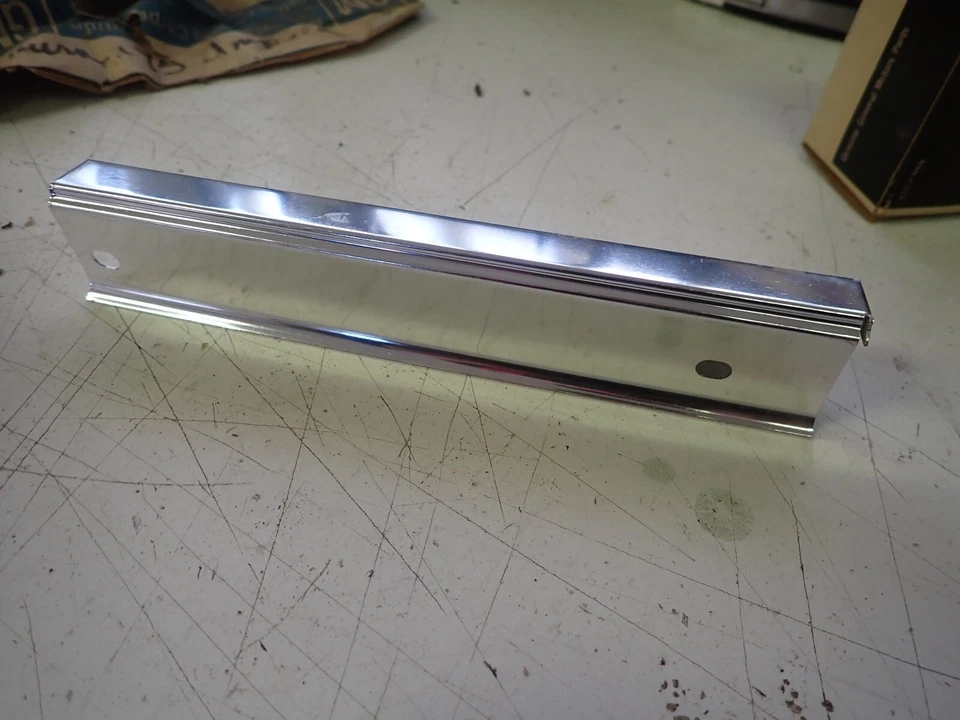 Nuevo de Lote Antiguo Chevrolet Impala 1975 Faro Interior Moldura Junto a la Rejilla GM 372358 Foto 3 de 4