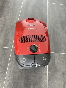 Miele Complete C1 Classic EcoLine  Bodenstaubsauger  700 Watt Farbe Rot