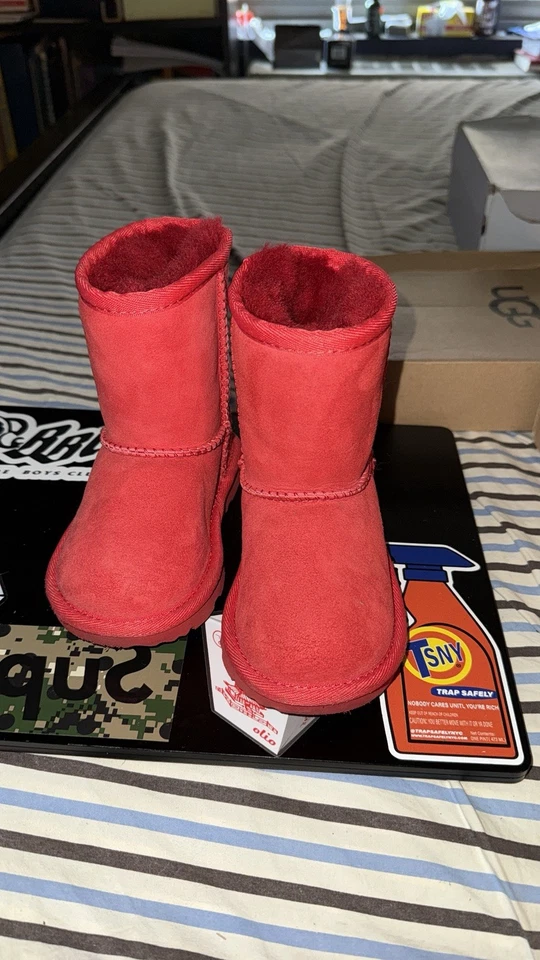 Bota Ugg Australia CLASSIC II para niños pequeños #1017703T roja talla 6 (CON67) Foto 3 de 4