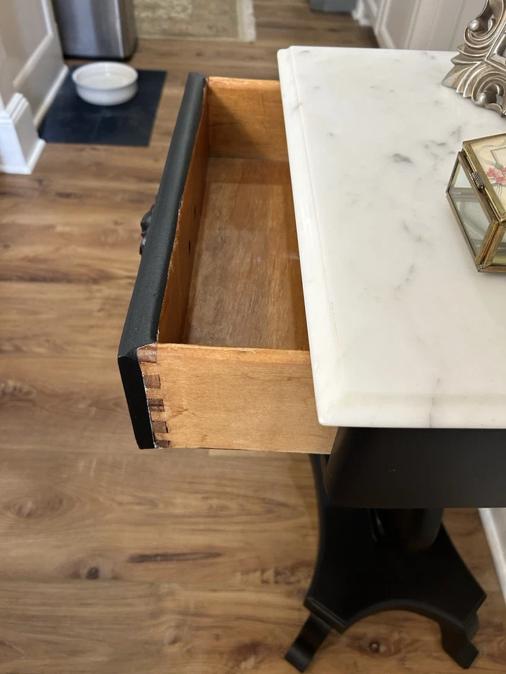 Mesa Hart de caoba actualizada en elegante acabado negro con mármol italiano también Foto 4 de 4