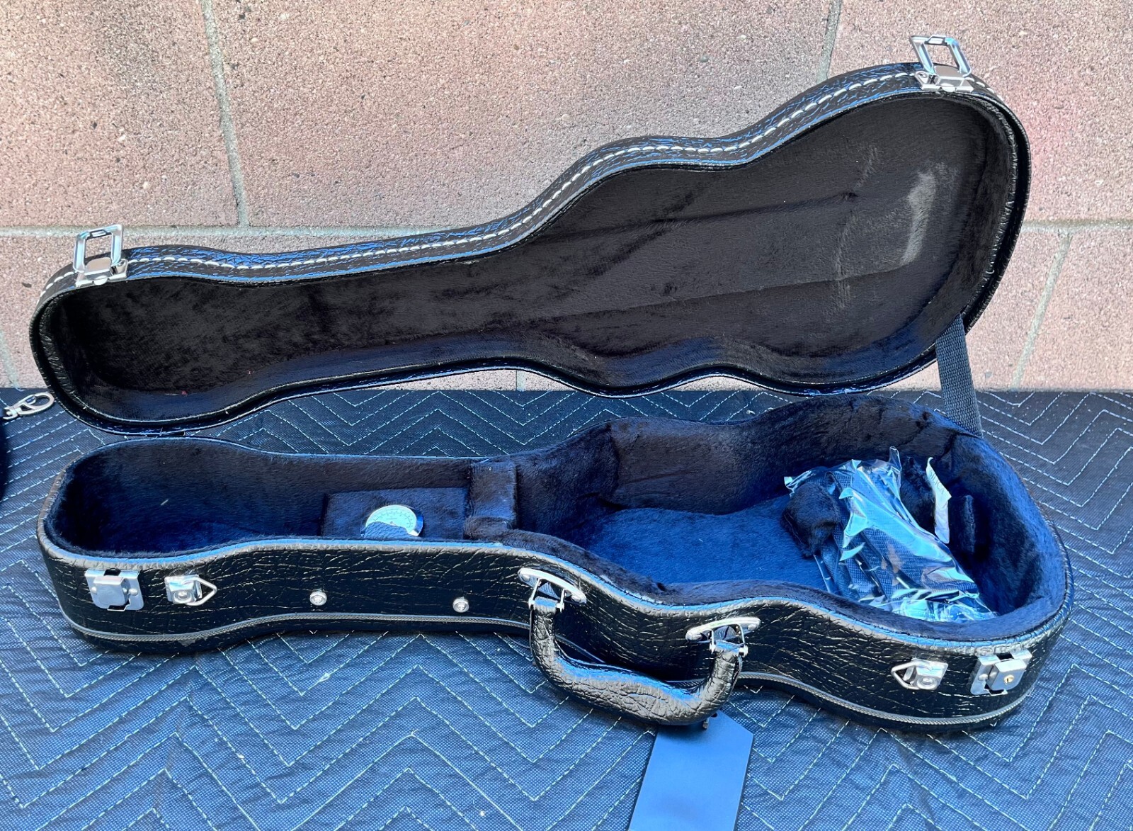 Deluxe Plush Lined Hard Shell Concert Uke Case with Humidifier & Strap