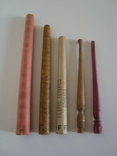 Collezione di porta-rocchetti vintage in cartone e in legno