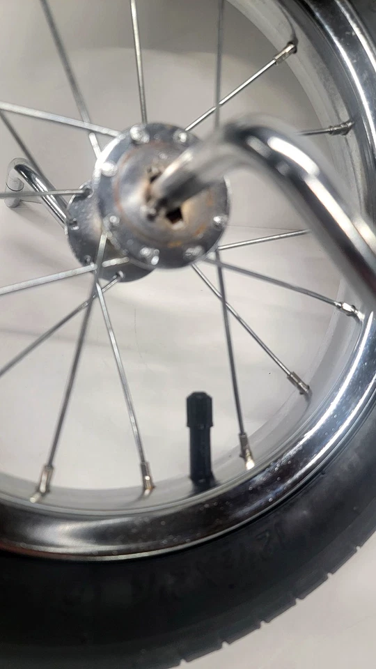 Triciclo Schwinn Roadster Triciclo Rueda Delantera - Neumático, Tubo, Llanta (uno) USADO (C) Foto 3 de 4