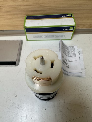 Leviton CS6364C 50A 125/250V Connettore di bloccaggio AC - Nero-Bianco - Foto 3 di 5