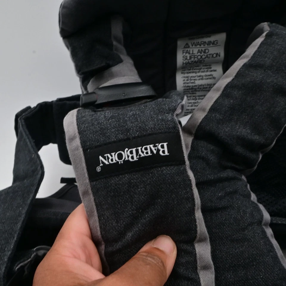 Детская переноска BabyBjorn одна джинсовая ткань выглядит серой 8–33 фунта - Изображение 2 из 4