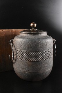 T3450: XF Japanese Iron Arare pattern TEAKETTLE Teapot Chagama w/signed box