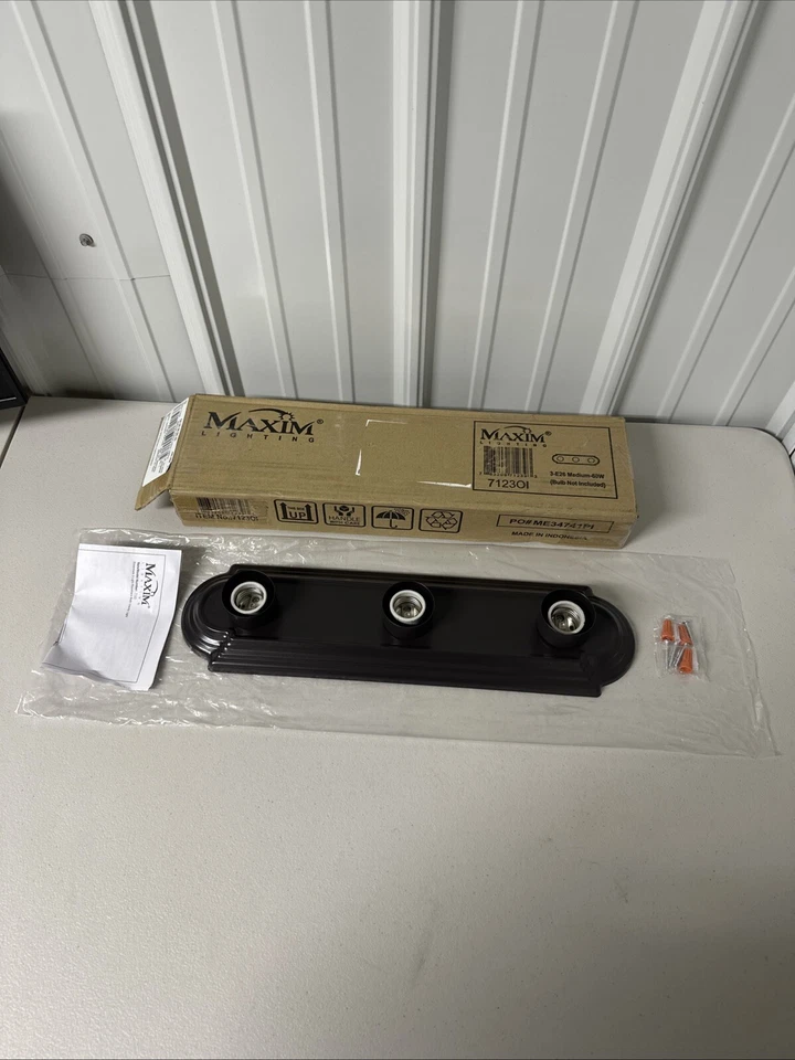 Luz de tocador de baño Maxim Lighting Essentials de bronce frotado con aceite de 3 luces Foto 4 de 4