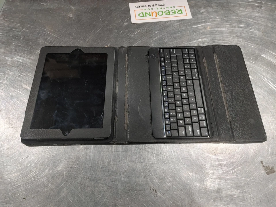 iPad 2 Black 16GB and Leather Case with Keyboard Bundle Power Tested - Fair - Image 2 of 4